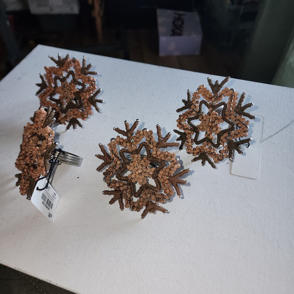 PIER 1 IMPORTS NWT SET OF 4 RUSTIC WOOD SNOWFLAKE NAPKIN RINGS HOLDER